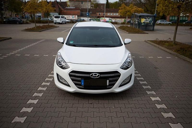 Gebraucht Hyundai i30 Classic 110 PS (80 kW) 2017 Weiß Kombi
