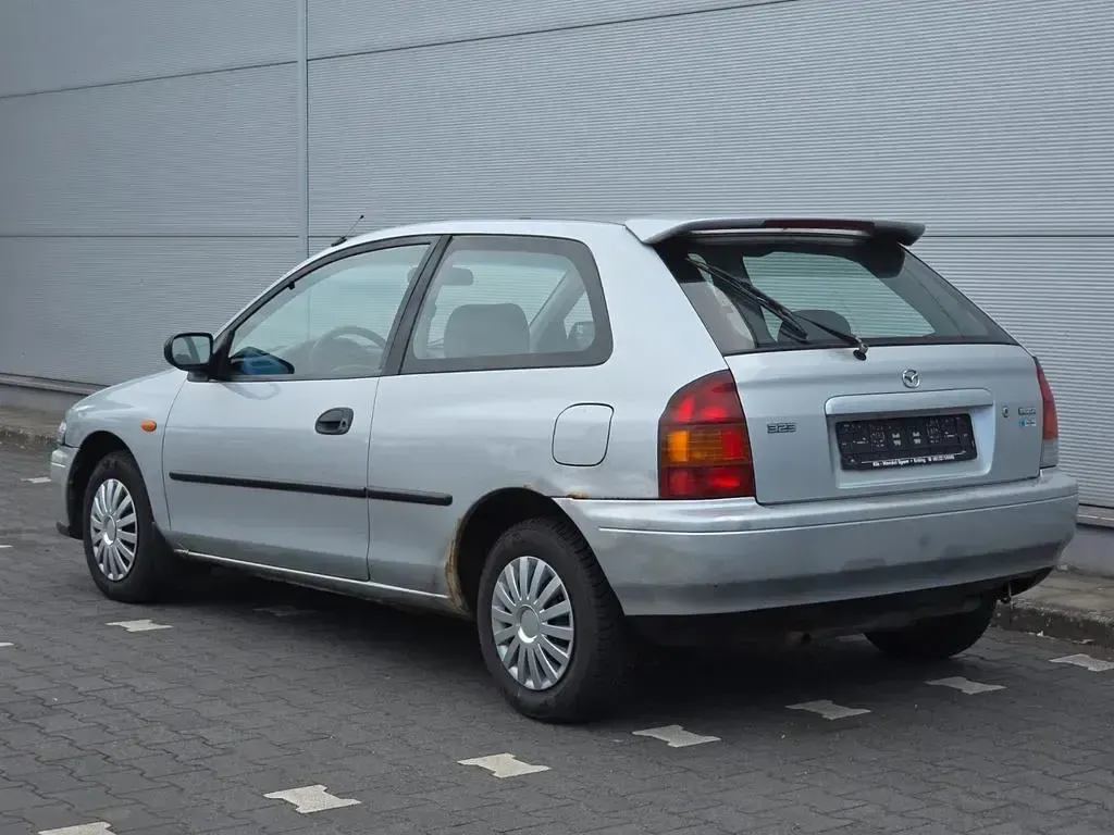 Gebraucht Mazda 323 88 PS (64 kW) 2000 Silber Kleinwagen