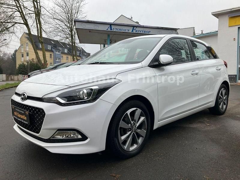 Polar white / sol Gebraucht 2015 Hyundai i20 Intro Edition Limousine | 8.999 € (Fairer Preis) - Bild 1/4