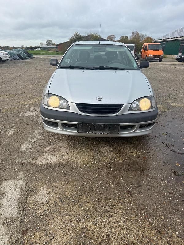Silber Gebraucht 2000 Toyota Avensis Limousine | 1.399 € (Fairer Preis) - Bild 1/4