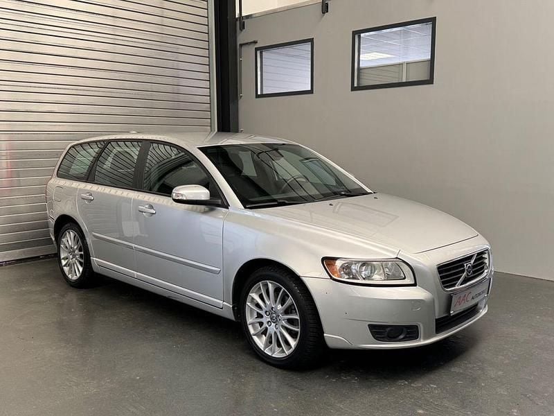 Silber Gebraucht 2009 Volvo V50 Momentum Kombi | 9.150 € - Bild 1/4