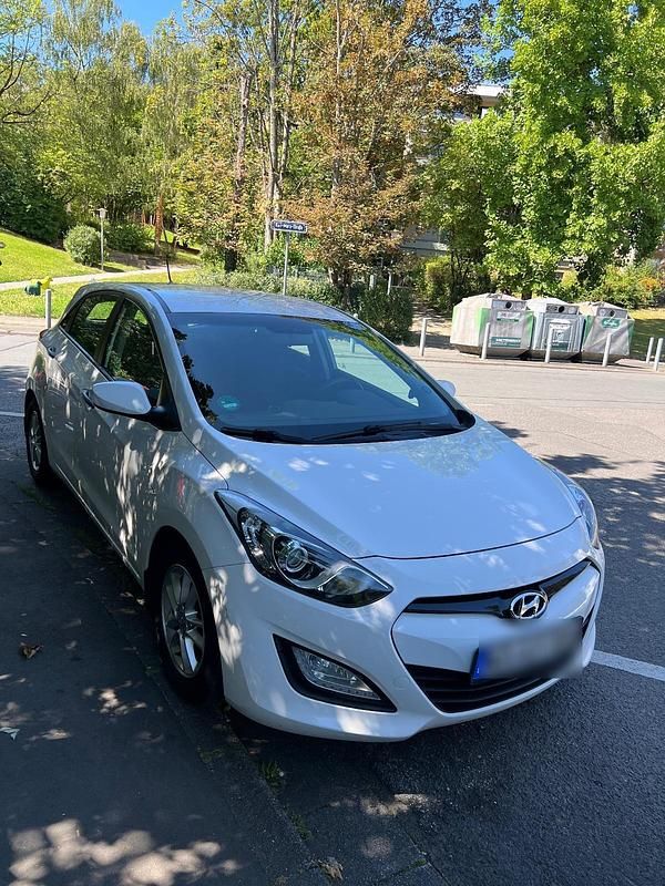 Weiß Gebraucht 2012 Hyundai i30 Limousine | 8.000 € - Bild 1/4