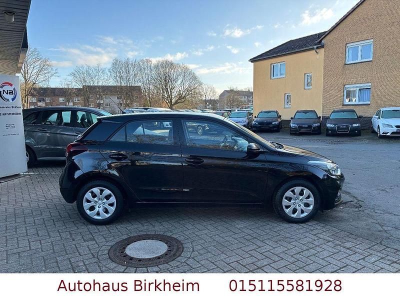 Gebraucht Hyundai i20 Select 75 PS (55 kW) 2020 Schwarz Kleinwagen