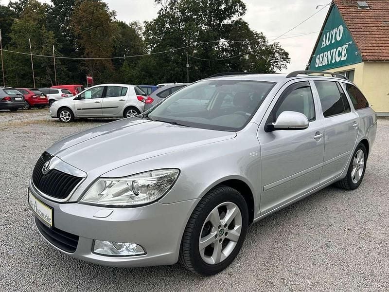 Grau Gebraucht 2012 Skoda Octavia Family Kombi | 9.750 € (Fairer Preis) - Bild 1/4