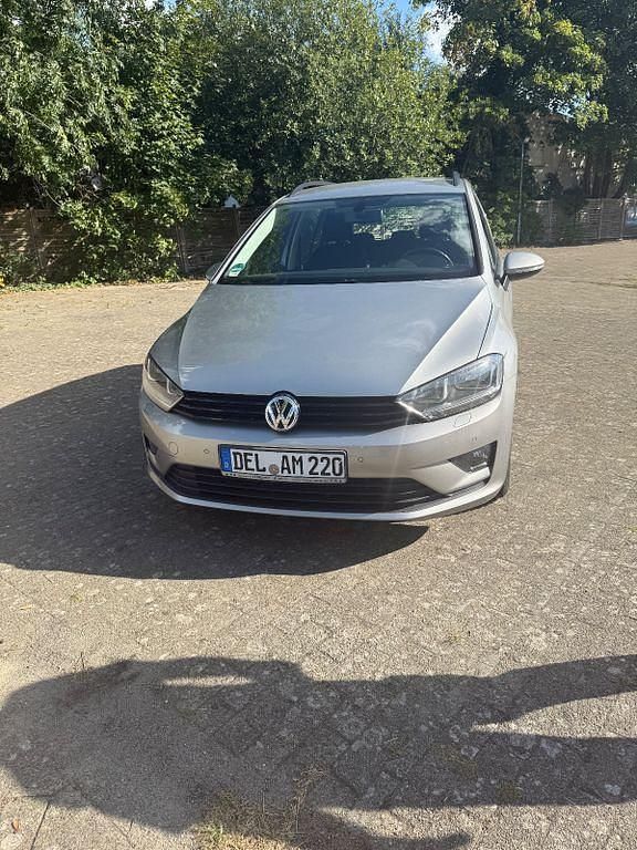 Silber Gebraucht 2016 VW Golf Sportsvan Trendline Van / Kleinbus | 9.900 € (Guter Preis) - Bild 1/4