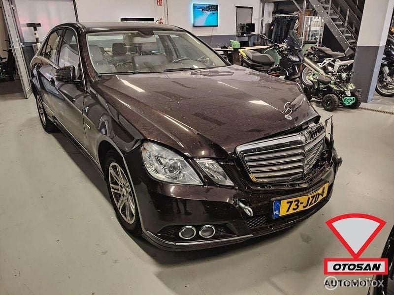Braun Gebraucht 2009 Mercedes E200 Business Limousine | 2.990 € - Bild 1/4