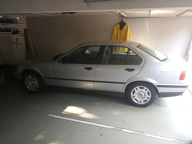 Silber Gebraucht 1997 BMW 318 Limousine | 1.234 € (Superpreis) - Bild 1/4