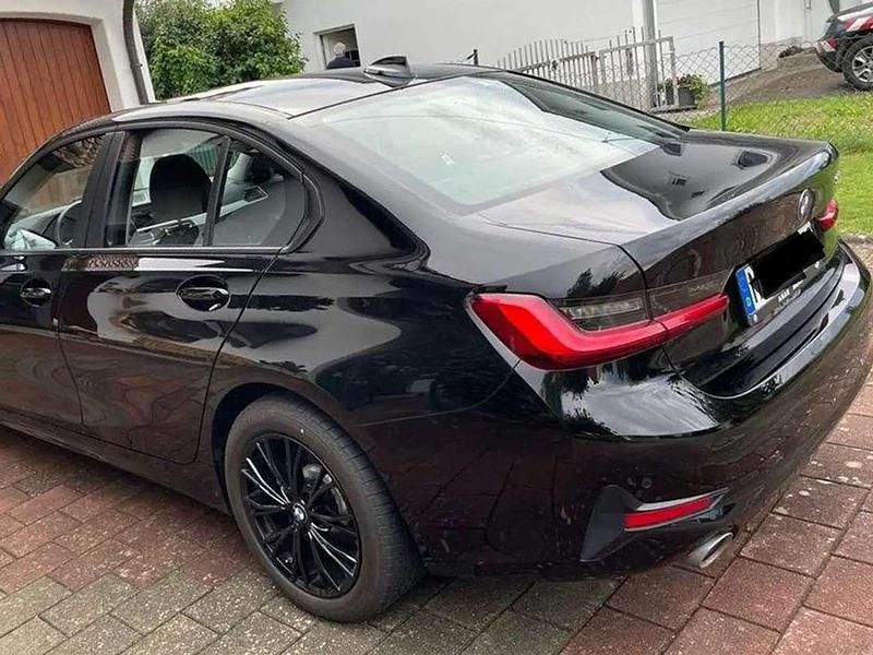 Gebraucht BMW 330e Advantage 184 PS (135 kW) 2020 Schwarz Limousine
