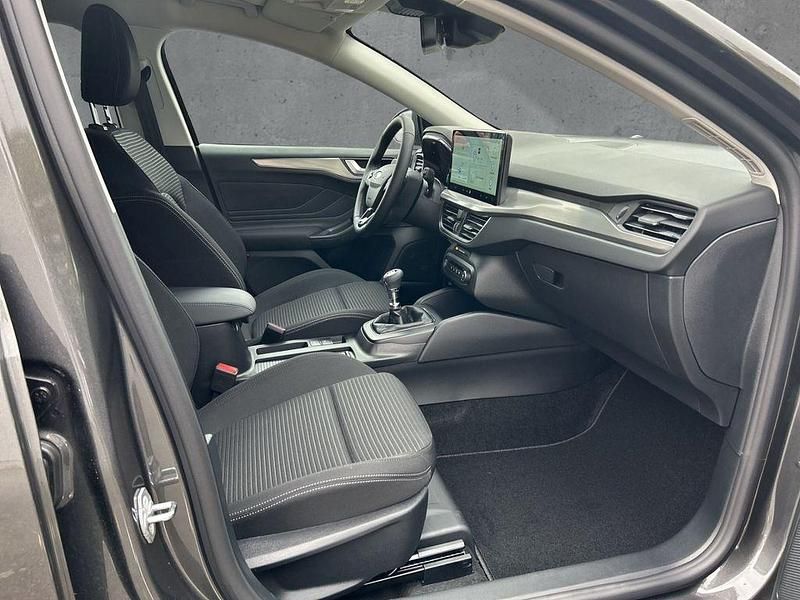 Neu Ford Focus Titanium 125 PS (91 kW) 2025 Grau Limousine