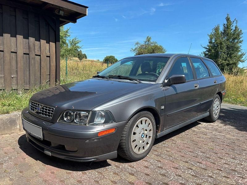 Grau Gebraucht 2004 Volvo V40 Standard Kombi | 599 € (Superpreis) - Bild 1/4