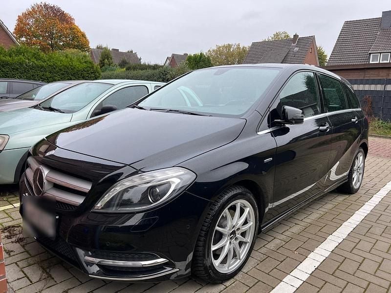 Schwarz Gebraucht 2011 Mercedes 180 Limousine | 8.000 € - Bild 1/4