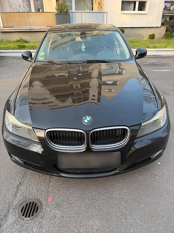 Gebraucht BMW 320 184 PS (135 kW) 2011 Schwarz Kombi