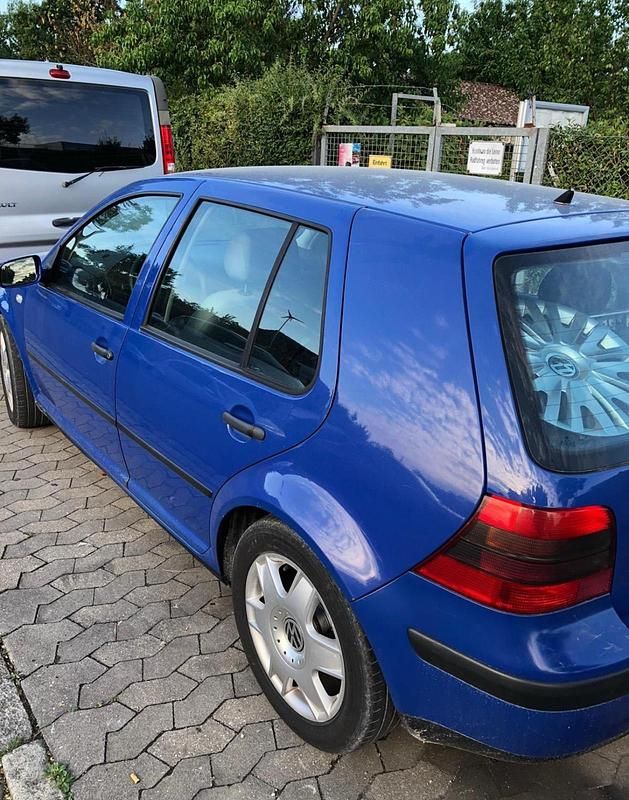 Blau Gebraucht 2002 VW Golf IV Kleinwagen | 2.700 € (Fairer Preis) - Bild 1/1
