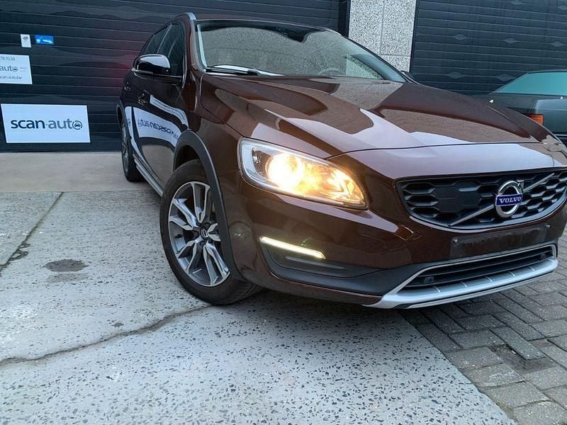 Braun Gebraucht 2017 Volvo V60 CC Kombi | 15.500 € (Superpreis) - Bild 1/4