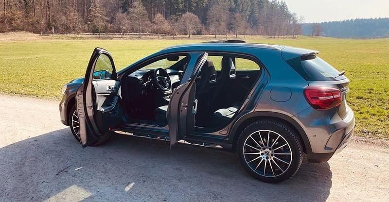 Usata Mercedes GLA200 Edition 156 CV (114 kW) 2017 Grigio SUV