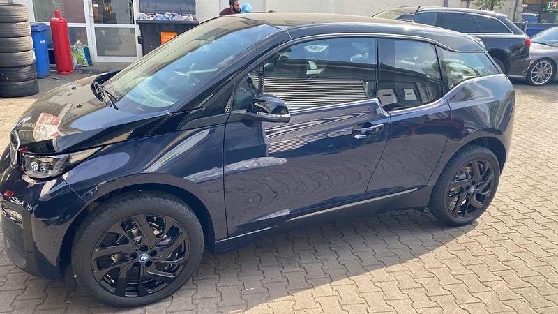 Blau Gebraucht 2022 BMW i3 Limousine | 21.700 € (Etwas zu teuer) - Bild 1/4