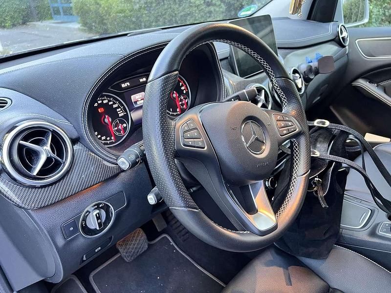 Gebraucht 2018 Mercedes B180 AMG line Van / Kleinbus | 16.500 € (Fairer Preis) - Bild 1/4