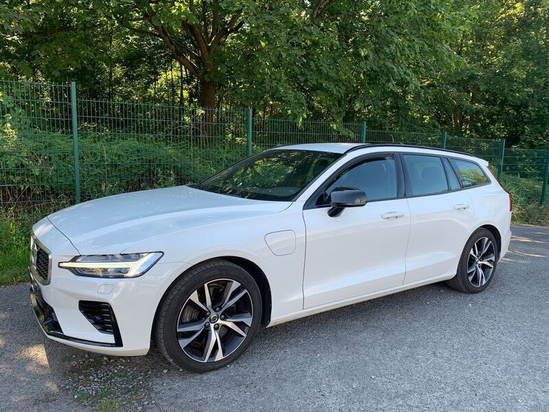 Weiß Gebraucht 2020 Volvo V60 R-Design Kombi | 24.900 € (Guter Preis) - Bild 1/4
