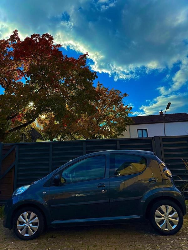 Grau Gebraucht 2010 Citroën C1 Kleinwagen | 2.900 € (Fairer Preis) - Bild 1/4