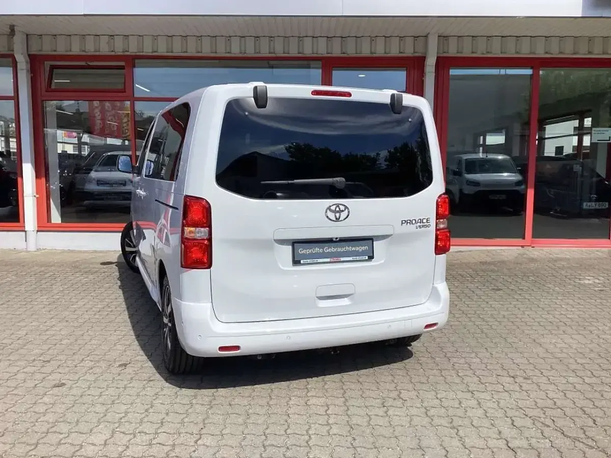 Gebraucht Toyota Proace Verso Team 177 PS (130 kW) 2024 Ice white Kombi