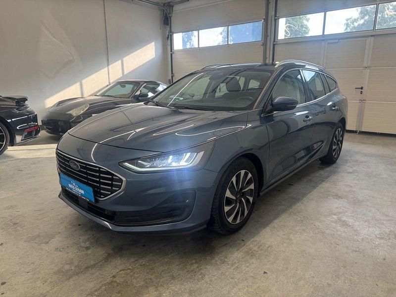 Chromablau metallic Gebraucht 2023 Ford Focus Titanium Kombi | 11.970 € - Bild 1/4