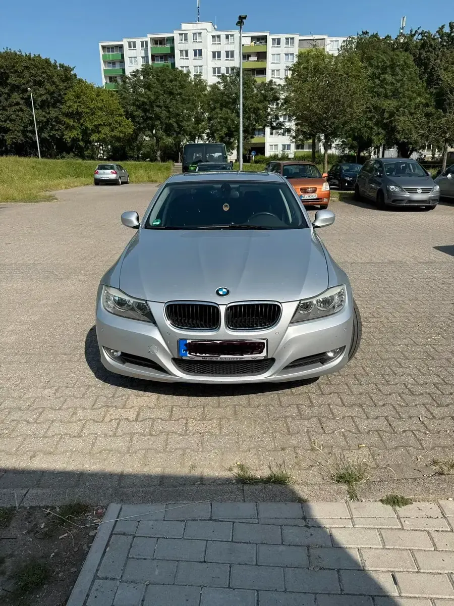 Gebraucht BMW 318 143 PS (105 kW) 2009 Silber Limousine