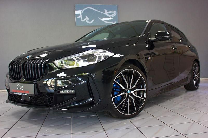 Black sapphire metallic Gebraucht 2024 BMW 118 Performance Kleinwagen | 28.000 € (Fairer Preis) - Bild 1/4