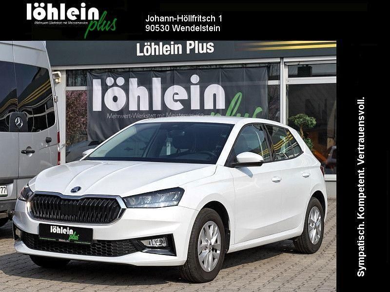Weiß Gebraucht 2023 Skoda Fabia Selection Limousine | 16.999 € (Fairer Preis) - Bild 1/4