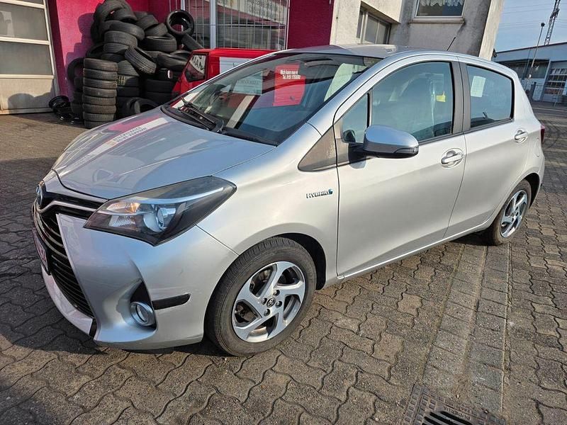Silber Gebraucht 2015 Toyota Yaris Hybrid Comfort Limousine | 8.200 € (Fairer Preis) - Bild 1/4