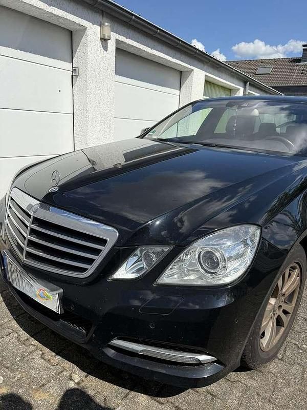 Schwarz Gebraucht 2011 Mercedes E250 Limousine | 12.100 € (Fairer Preis) - Bild 1/4