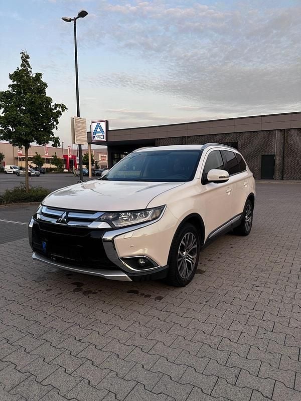 Weiß Gebraucht 2016 Mitsubishi Outlander SUV | 7.700 € (Superpreis) - Bild 1/4