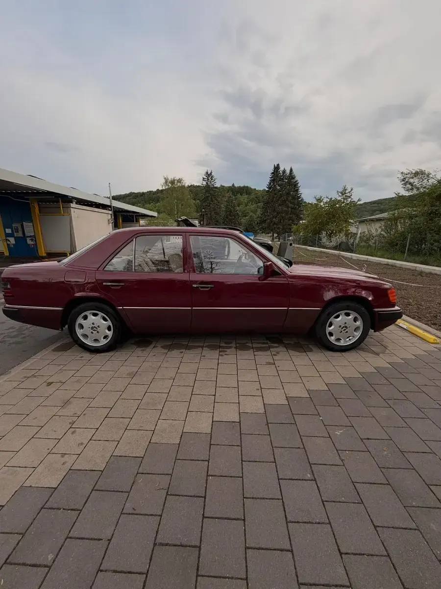 Używany Mercedes E220 150 KM (110 kW) 1993 Czerwony Sedan/Limuzyna