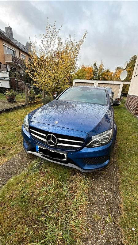 Blau Gebraucht 2017 Mercedes C220 AMG line Limousine | 16.800 € - Bild 1/4
