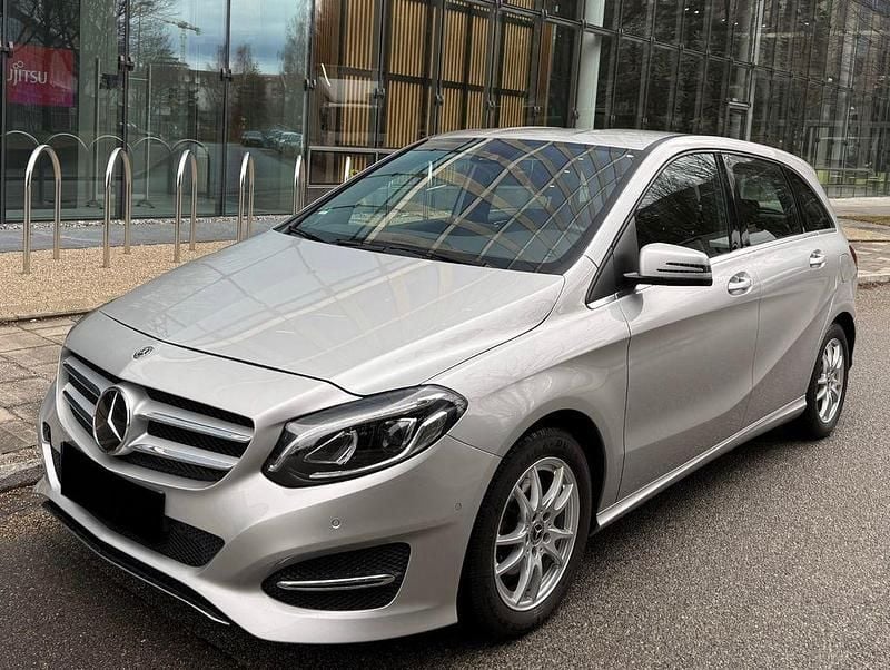 Gebraucht Mercedes B200 156 PS (114 kW) 2018 Silber Van / Kleinbus
