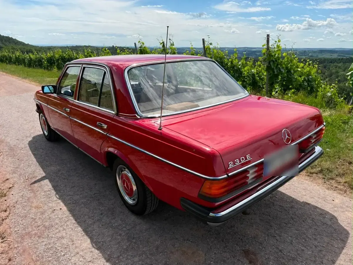 Gebraucht Mercedes E230 136 PS (100 kW) 1982 Rot Limousine