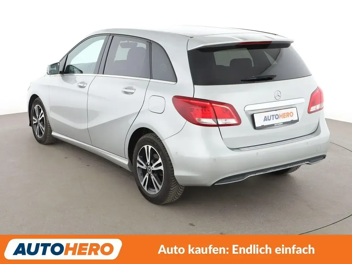 Gebraucht Mercedes B180 Style 122 PS (89 kW) 2018 Polarsilber Kleinwagen