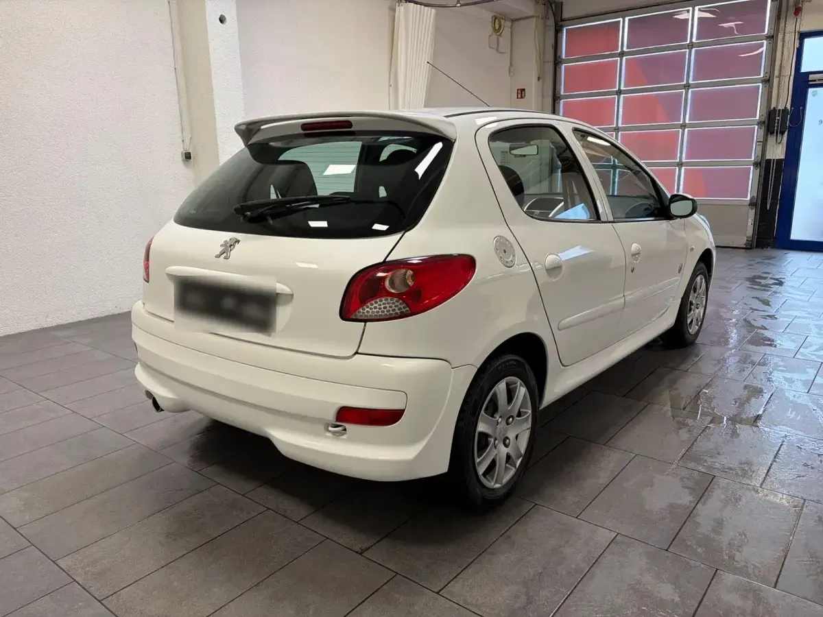 Gebraucht Peugeot 206 73 PS (53 kW) 2012 Weiß Limousine