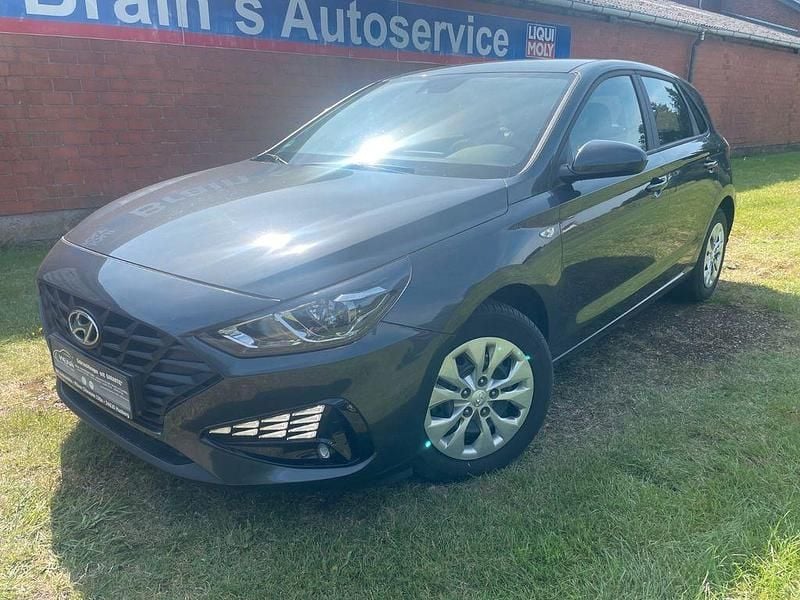 Grau Gebraucht 2020 Hyundai i30 Pure Limousine | 11.400 € (Superpreis) - Bild 1/4