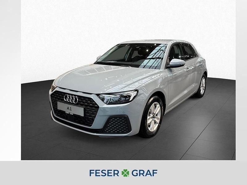 Grau (pfeilgrauperleffekt) Neu 2025 Audi A1 Sportback Comfort Kleinwagen | 25.890 € (Guter Preis) - Bild 1/4