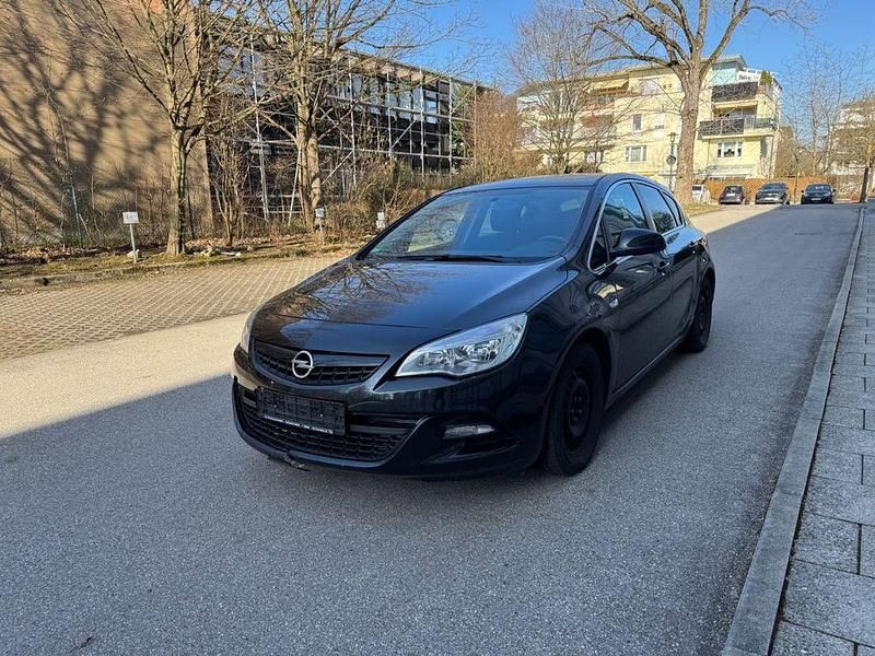 Gebraucht Opel Astra 140 PS (102 kW) 2012 Schwarz Limousine