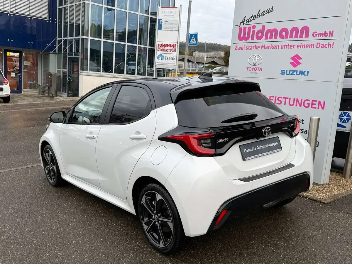 Gebraucht Toyota Yaris Plus 131 PS (96 kW) 2025 Platinweiß / schwarz Kleinwagen