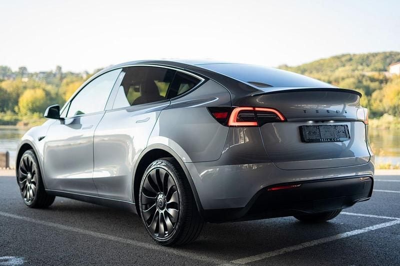 Grau Gebraucht 2024 Tesla Model Y SUV | 37.490 € (Superpreis) - Bild 1/4
