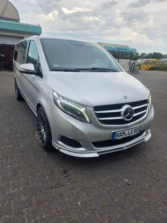 Silber Gebraucht 2017 Mercedes V250 Edition Van / Kleinbus | 29.000 € (Superpreis) - Bild 1/4