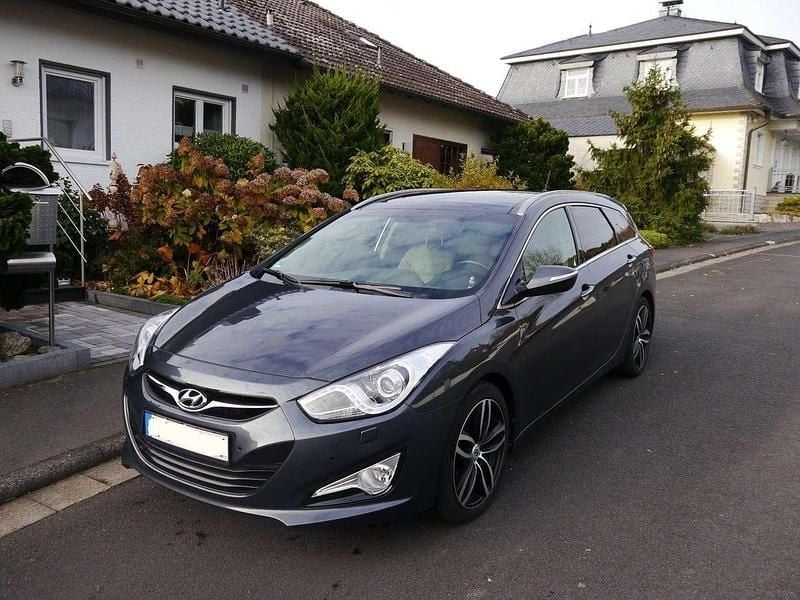 Grau Gebraucht 2013 Hyundai i40 Kombi | 5.850 € (Superpreis) - Bild 1/4