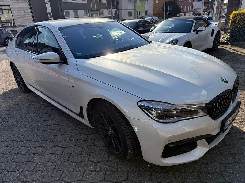 Gebraucht BMW 750 Shadowline 400 PS (294 kW) 2017 Weiß Limousine
