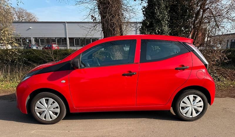 Gebraucht Toyota Aygo 69 PS (50 kW) 2016 Rot Kleinwagen