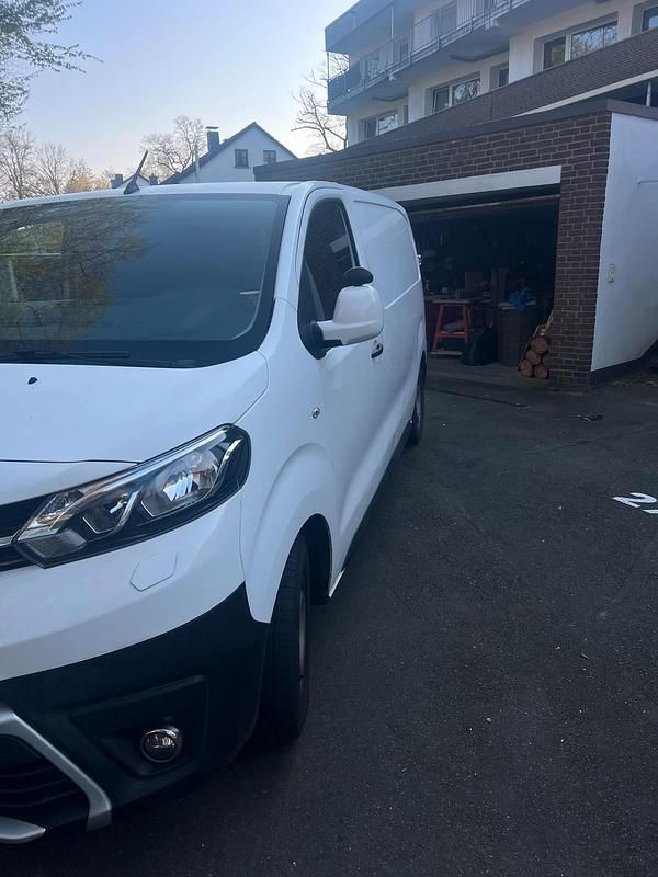 Gebraucht Toyota Proace 120 PS (88 kW) 2018 Weiß Van / Kleinbus