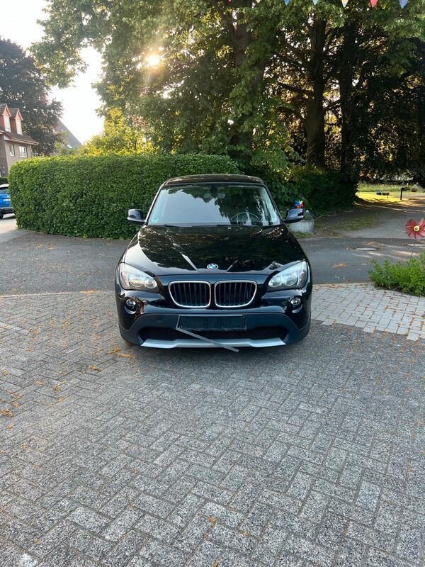 Schwarz Gebraucht 2010 BMW X1 SUV | 4.900 € - Bild 1/4