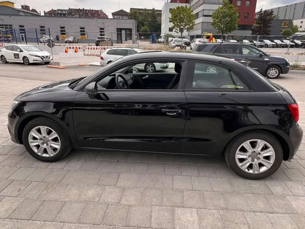Gebraucht Audi A1 Attraction 105 PS (77 kW) 2011 Brillantschwarz Kleinwagen