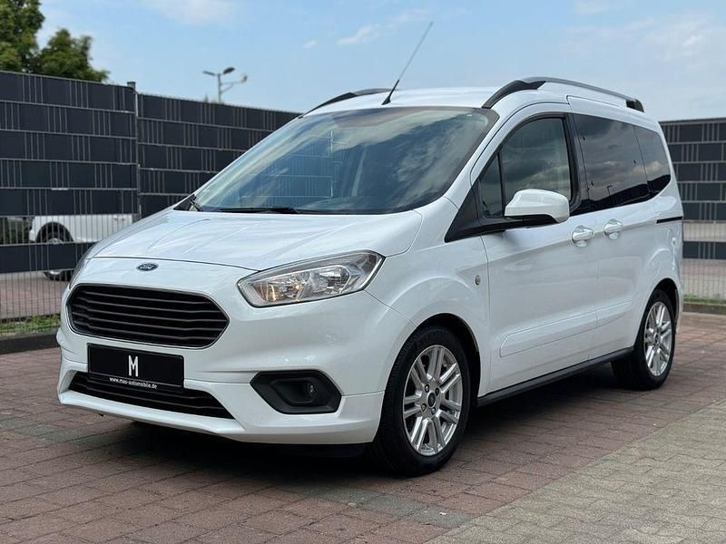 Frozen white Gebraucht 2018 Ford Tourneo Courier Titanium Van / Kleinbus | 6.500 € (Teuer) - Bild 1/4